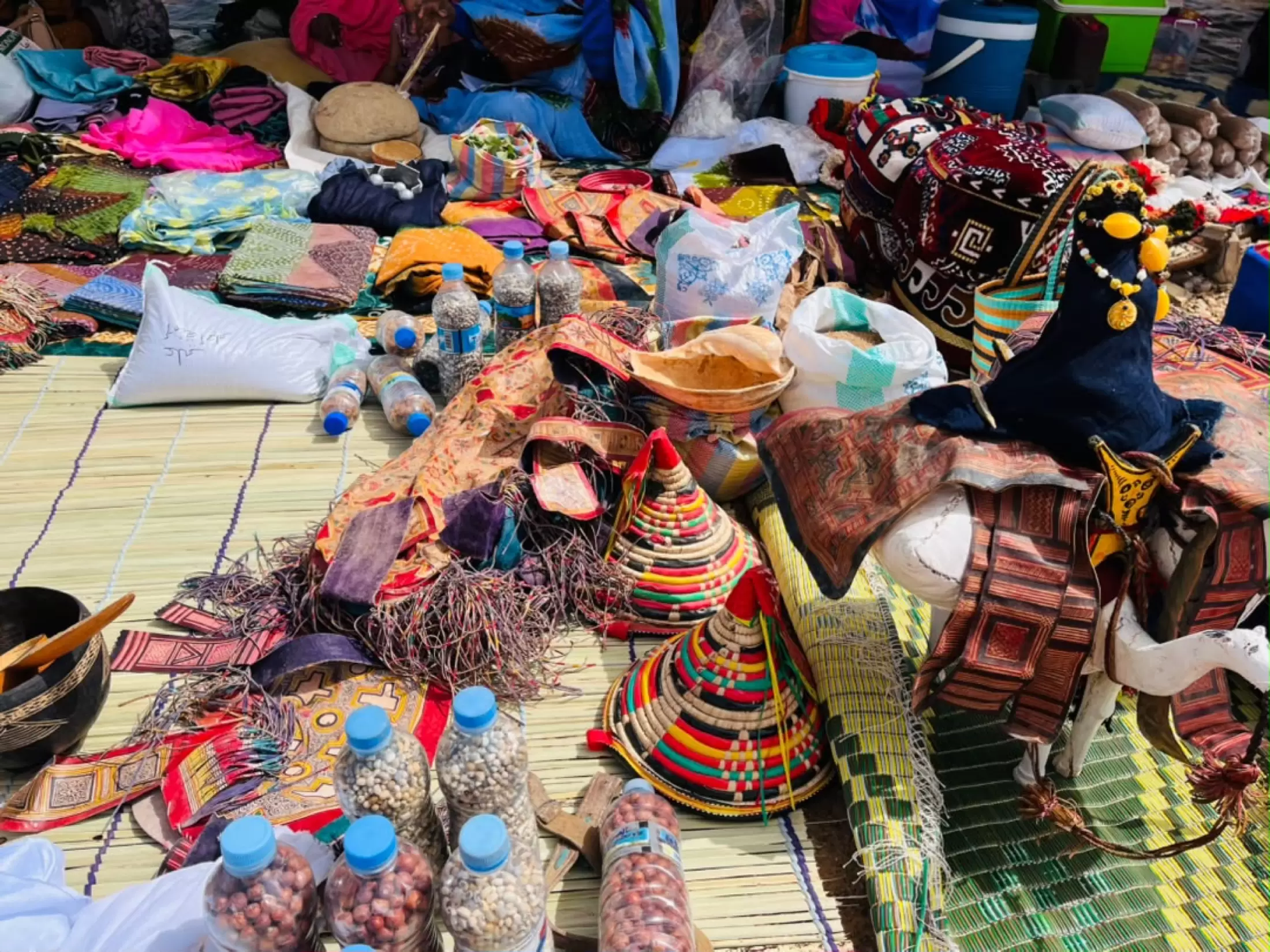 Tissages, poupées et paniers aux couleurs vives.