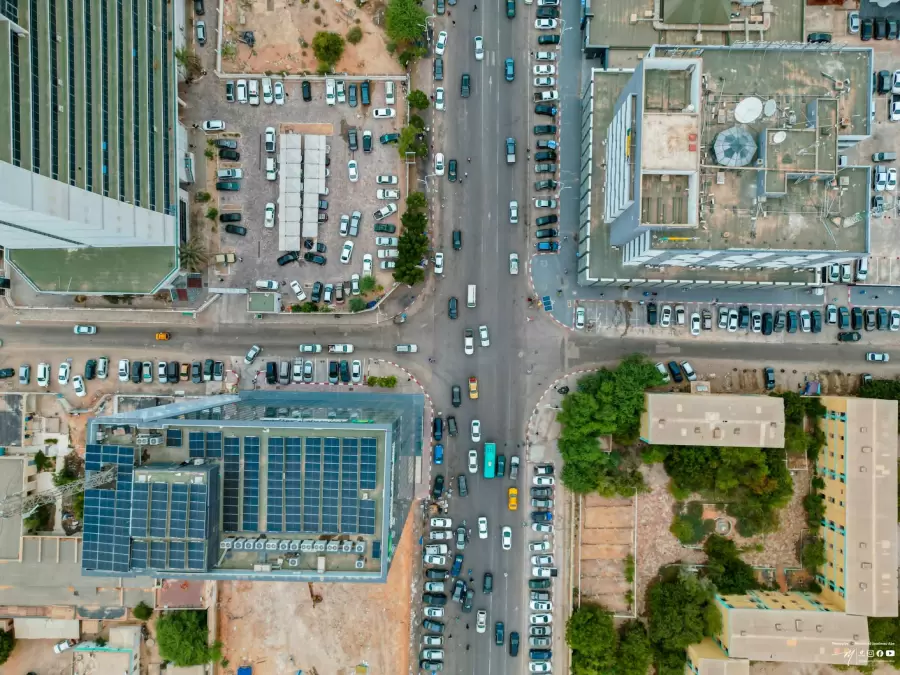 Immeubles, parkings et circulation : vue d’en haut, la ville se lit comme un plan.
