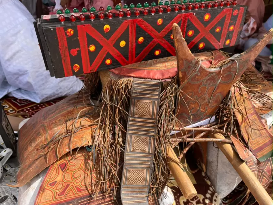Coffre peint, selle et sacs de cuir : l’équipement du campement.