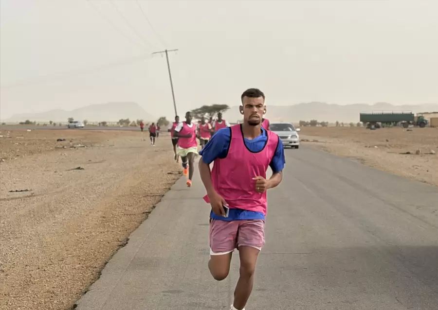 En pleine foulée, un coureur se détache du groupe.