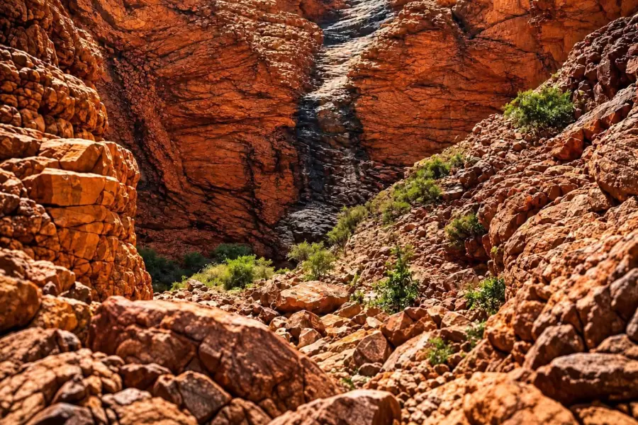 La lumière glisse dans une gorge étroite aux parois ocre.