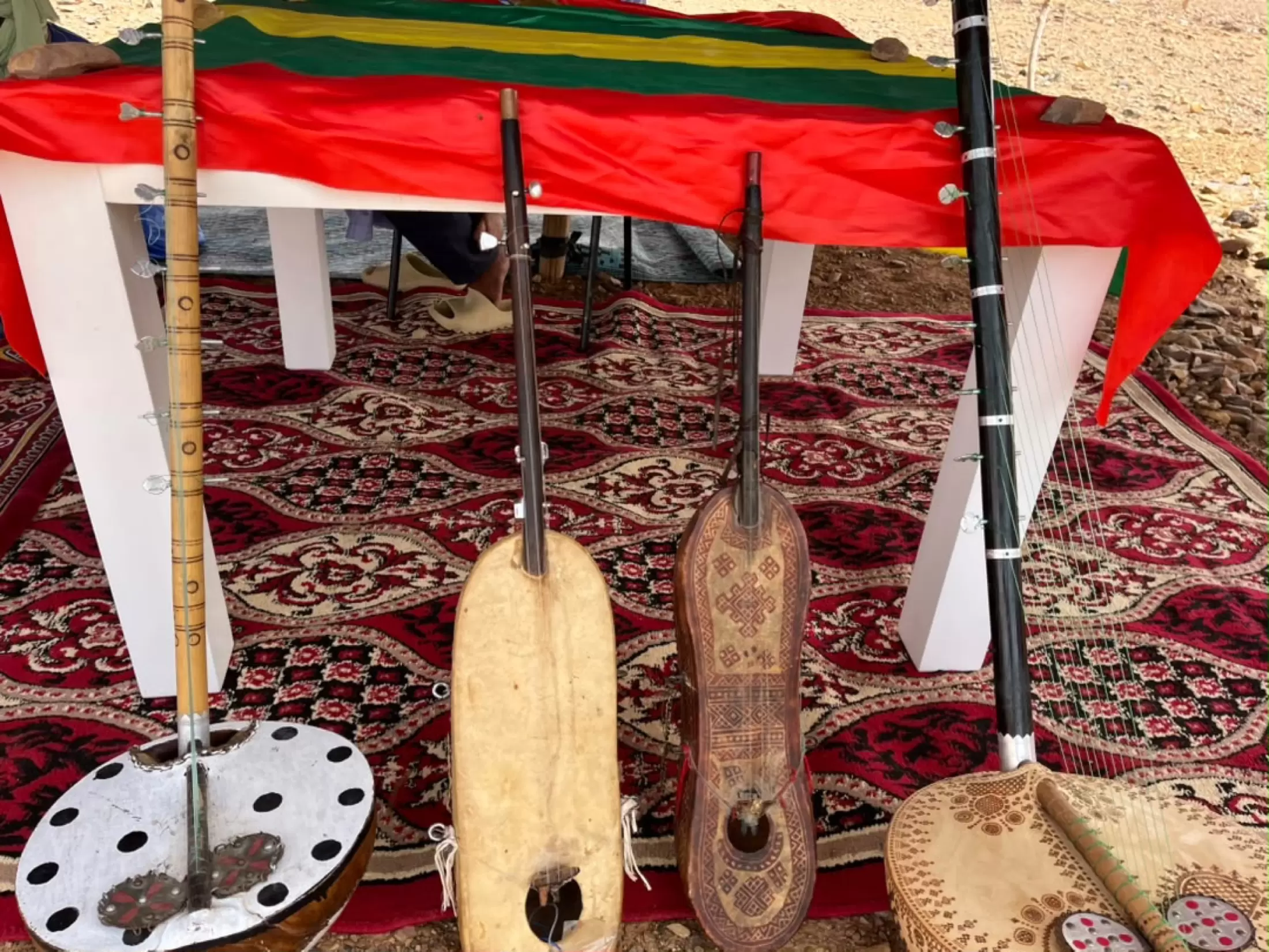 Luths et vièles traditionnels alignés devant le stand.