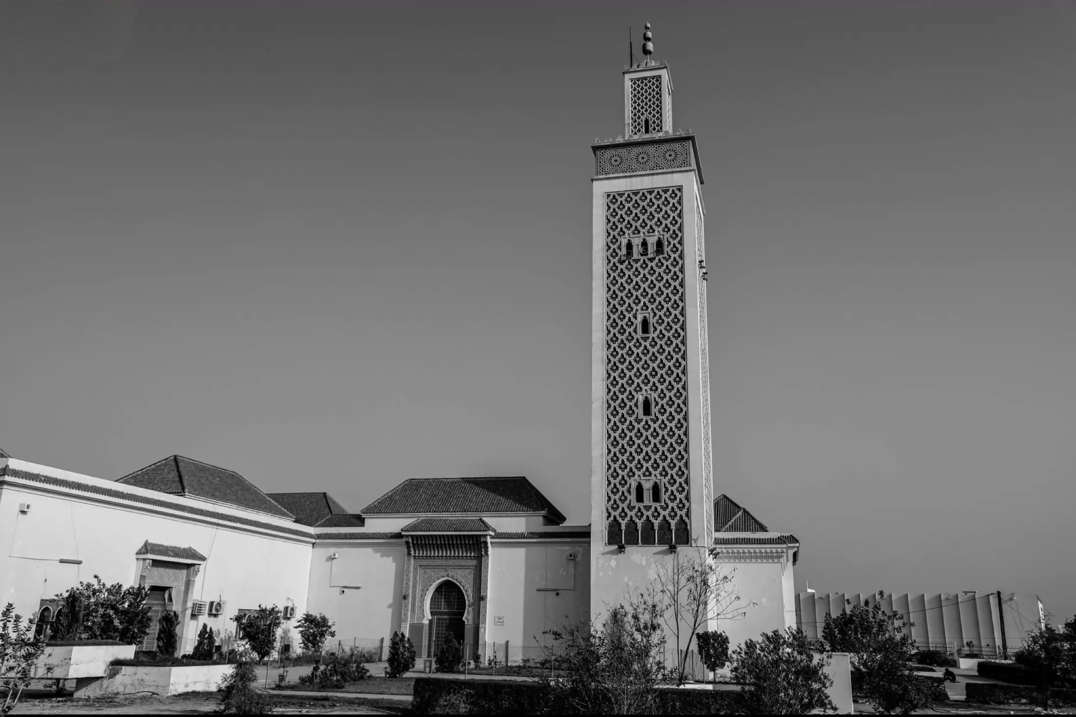 Le minaret d’une grande mosquée domine les bâtiments qui l’entourent.