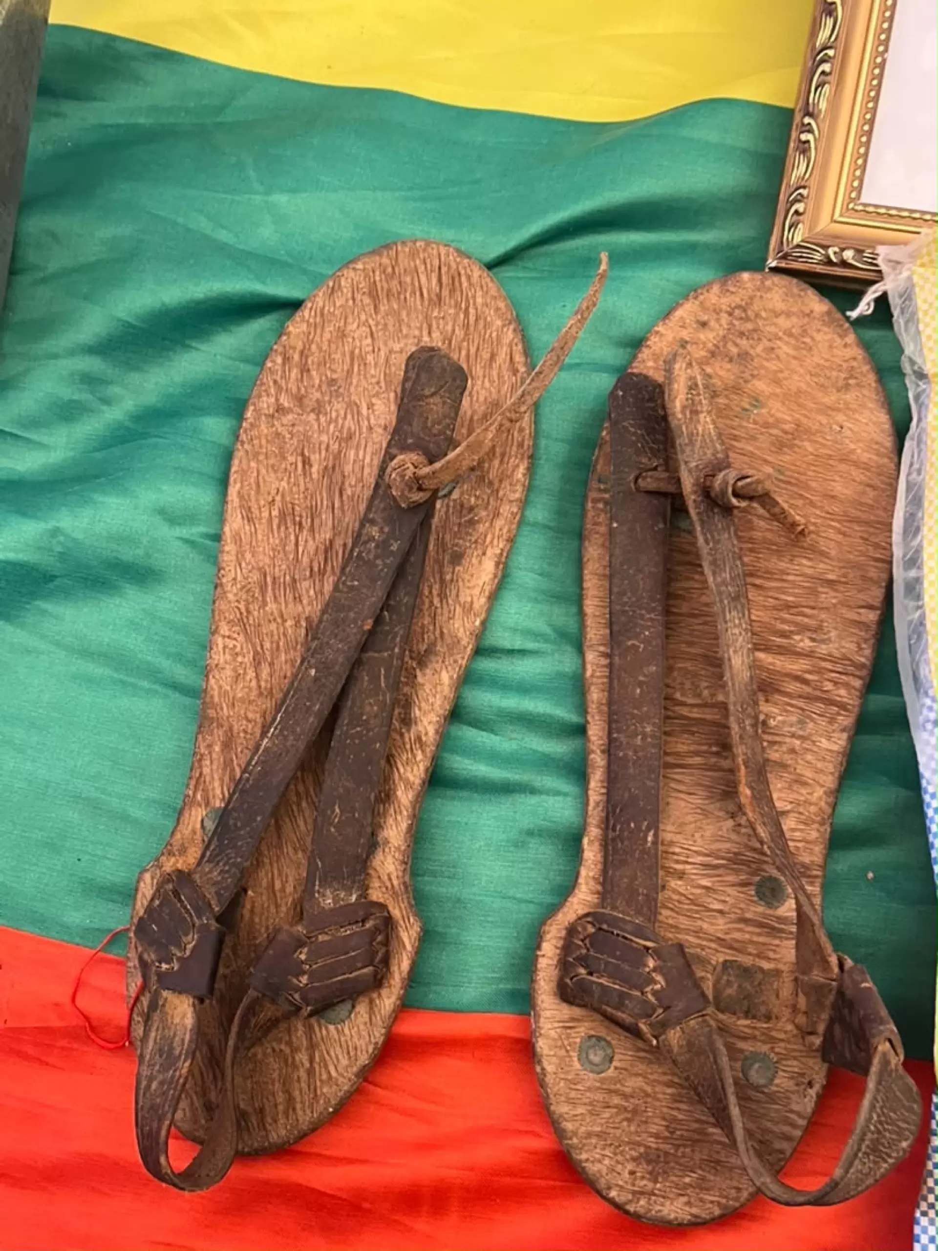 Une paire de sandales traditionnelles posée sur le drapeau national.